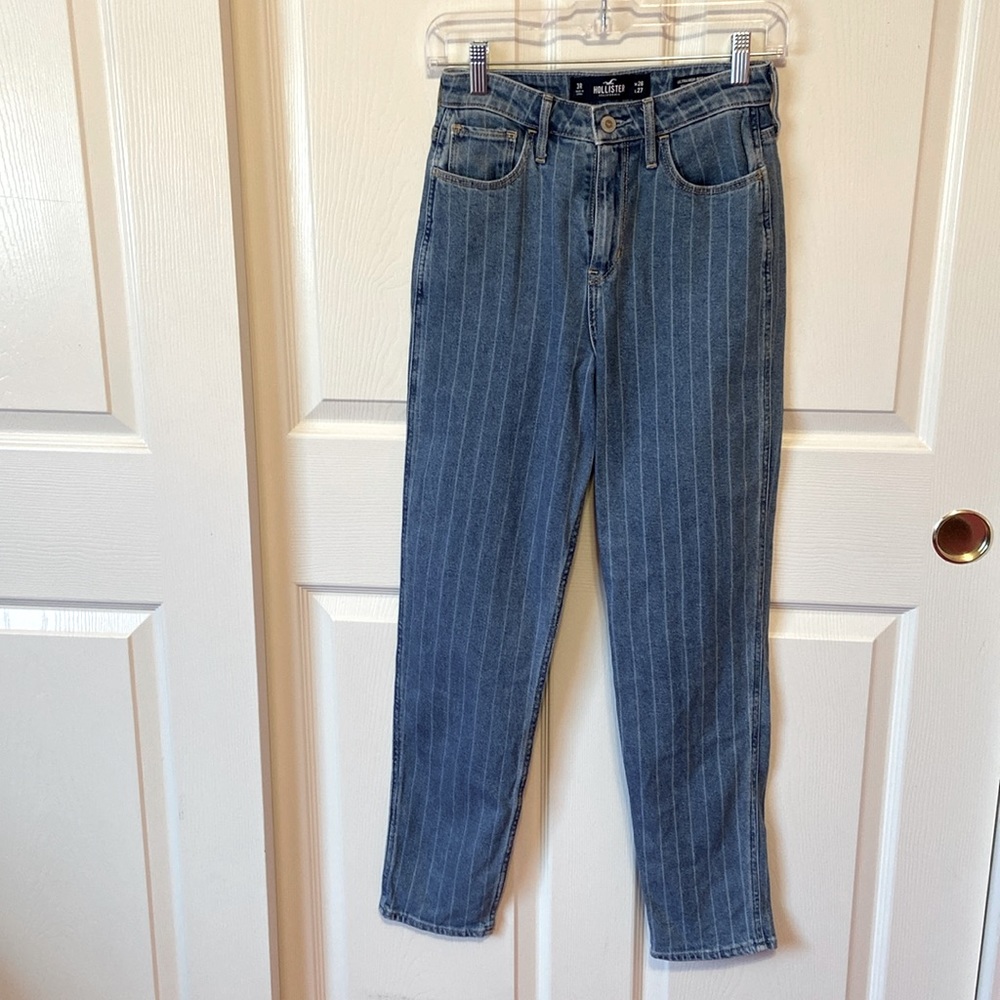 Hollister Ultra High Rise Mom Jeans. Pre-Owned, good condition, Women’s Size W26